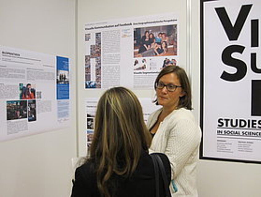 Maria Schreiber präsentiert die Poster des Forschungsschwerpunkts